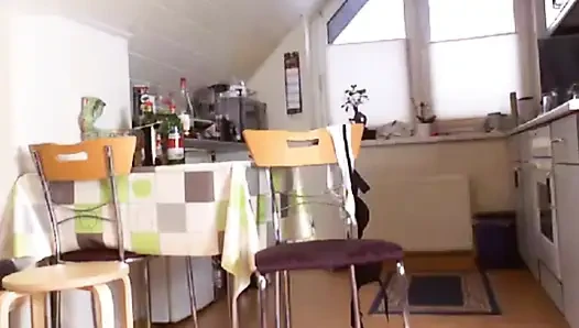 Sarışın genç kız dildoya biniyor