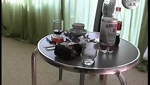 Olgun fahişe amcığı parmaklanıp sikilmeden önce külotlu çorapını yırtıyor