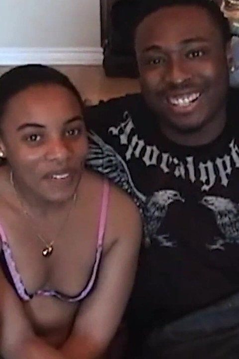 트래비스는 멈추지 않고 보지를 굶주리게 먹기 위해 최선을 다하고 있습니다.