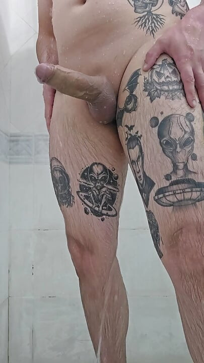 胖乎乎的在淋浴时被抓到撸管