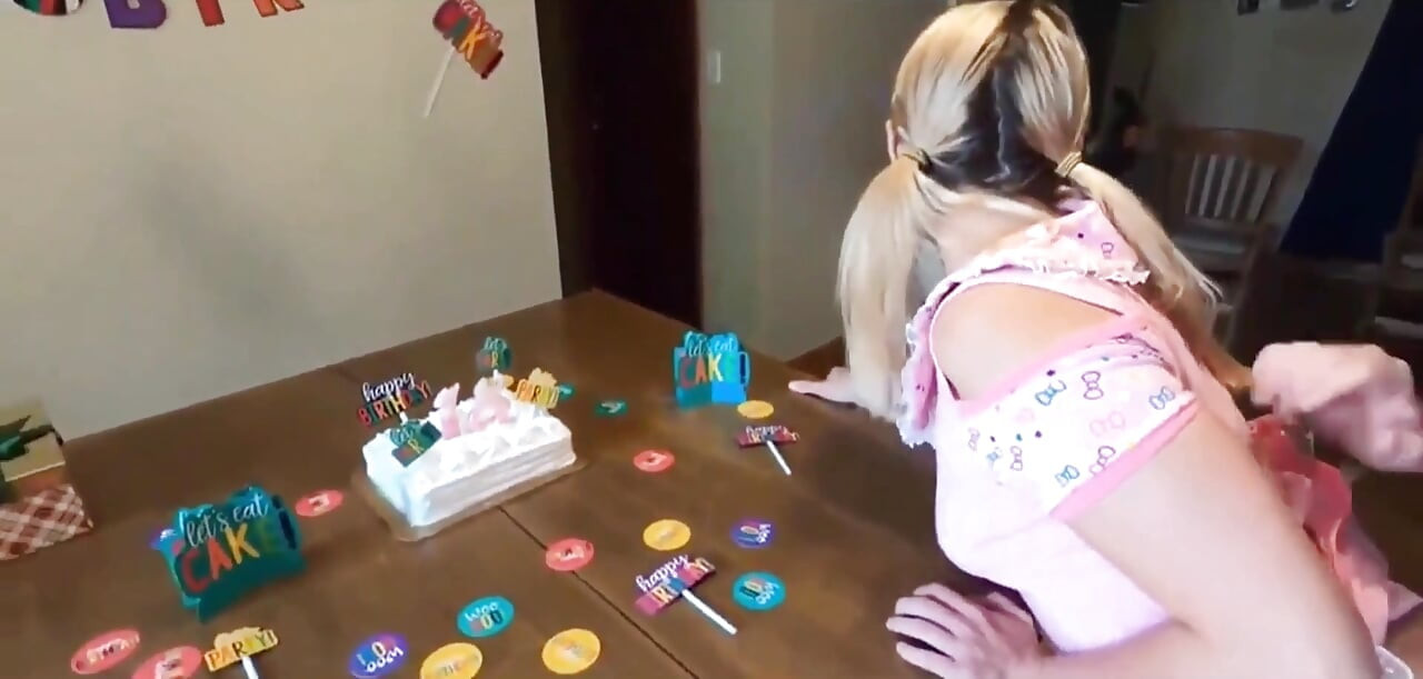 계부와 함께 18번째 생일을 축하하는 달콤한 십대