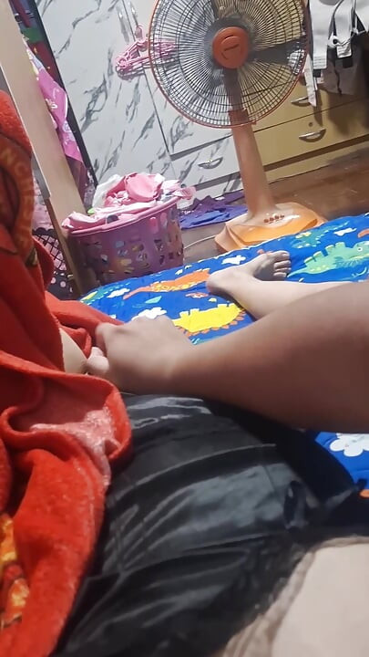 Ele dedou sua esposa até ela chegar ao orgasmo