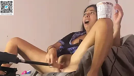 Cewek nakal latina amatir lagi asik muasin memeknya pakai mesin seks