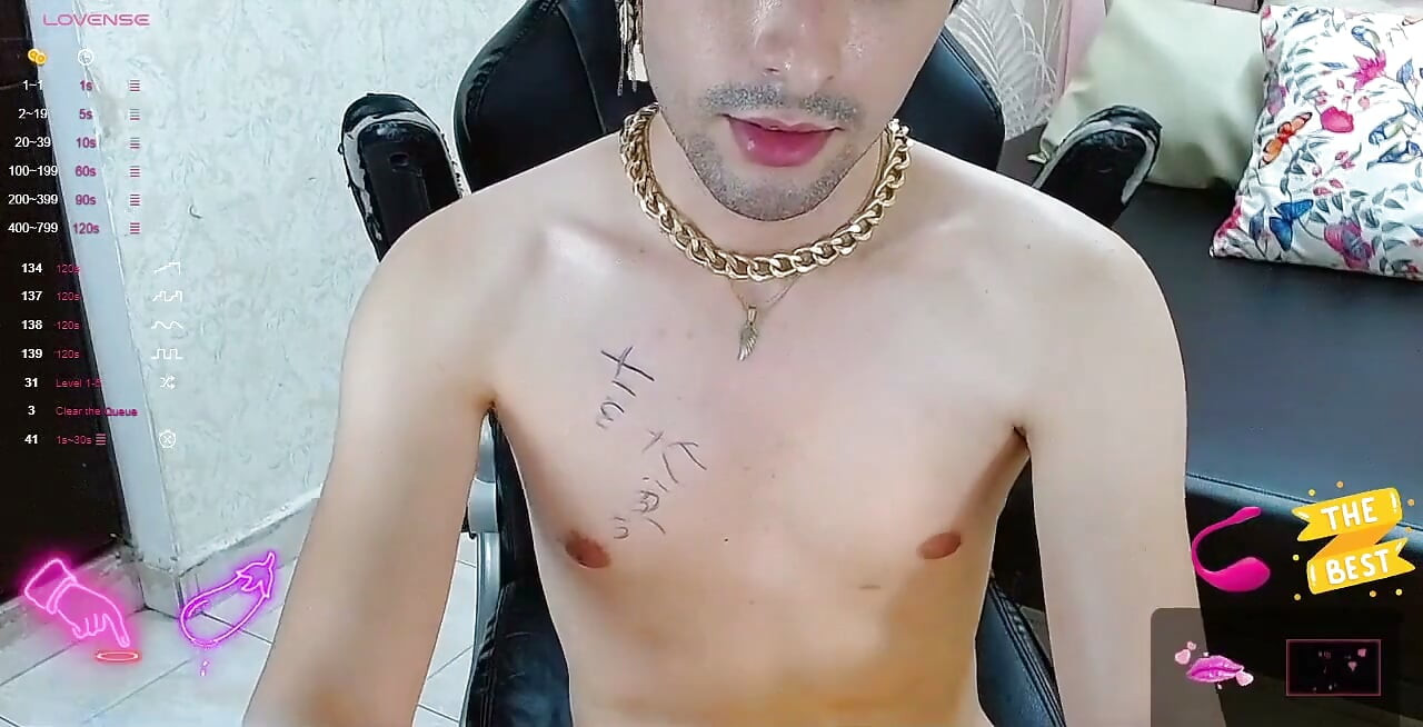 Młody twink nieoszlifowany masturbuje się