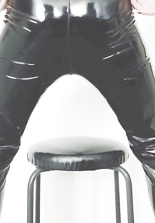 Kurac u lateksu i sjajne vinilne tajice