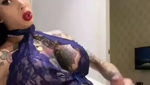 Tombul seksi dövmeli travesti vuruşları ve boşalma