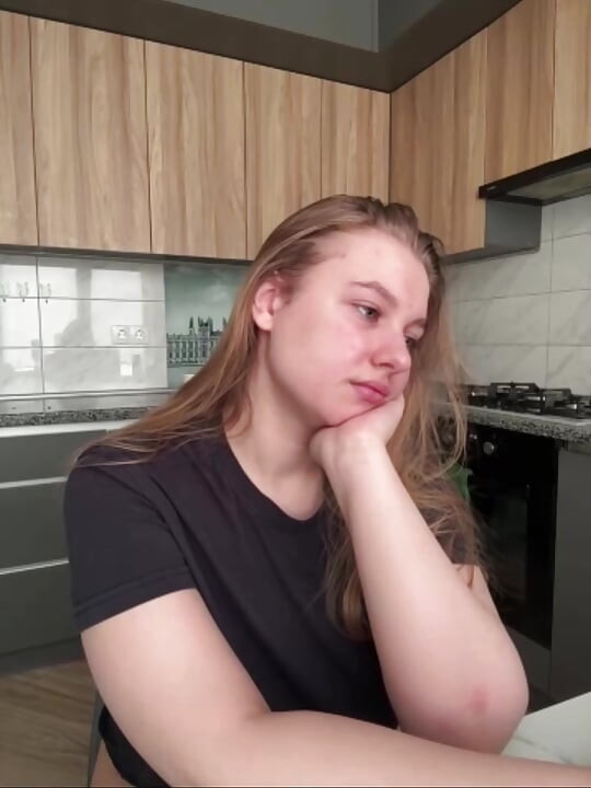 Jucielussie morning masturbating on the kitchen