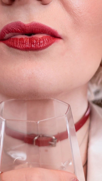 Morate podijeliti trenutak iz "Slina i pišanje pišanje Zlatna kiša - fetiš video - seksi MILF plavuša Arya"