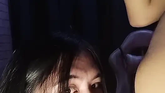 Ayesha Sy lutscht es wie ein profi und bittet um mehr ins gesicht