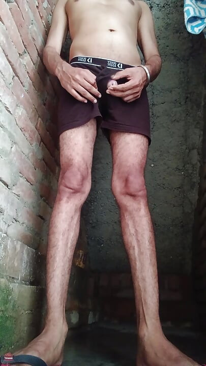 लन्ड छूते ही खड़ा हो गया कच्छे से बाहर निकल आया