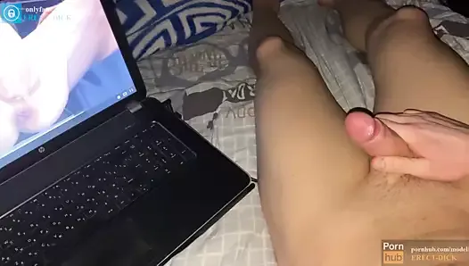 Un lycéen se branle au porno! Éjacule sur la caméra, le ventre et le lit!
