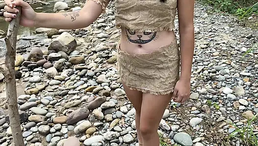 Verloren im Wald finde ich ein sexy indisches Mädchen, das verzweifelt nach Schwanz verliebt war