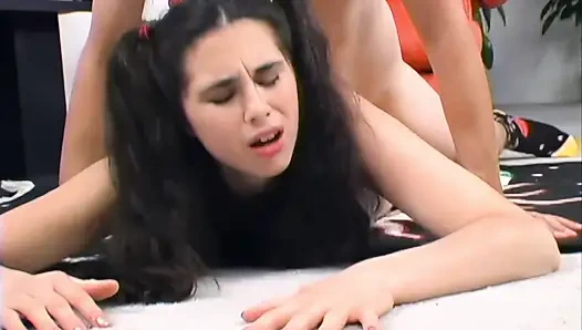 90'ların kıllı plaj kızı donuyor ve dağınık sikişiyor!