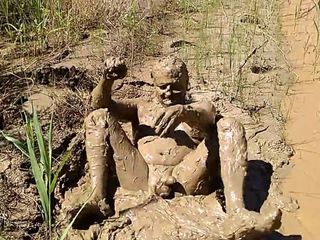 Homme nu dans la boue