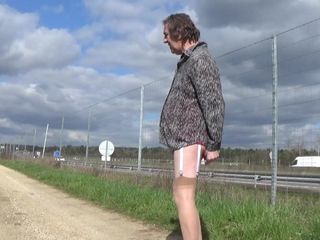 Шмель-трансвестит зондирует уретру в нижнем белье, машина на шоссе 102
