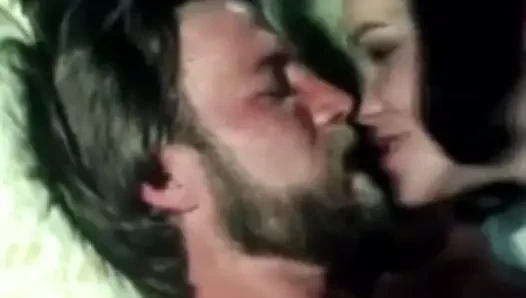 Retro film pornosunun tadını çıkarıyor