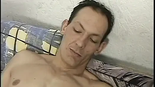 Schätzchen schließt sich zwei bisexuellen typen an einer guten fickparty im schlafzimmer an