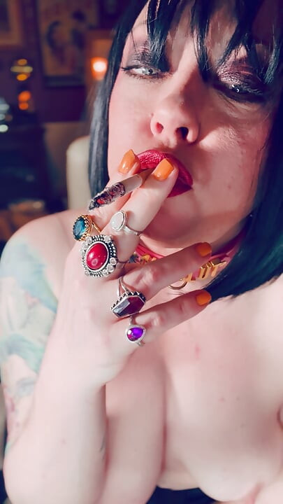 Cumslut Tina Snua fuma um cigarro com seus peitos para fora - fumante fumante Dangles Drifts OME Snap Inhales