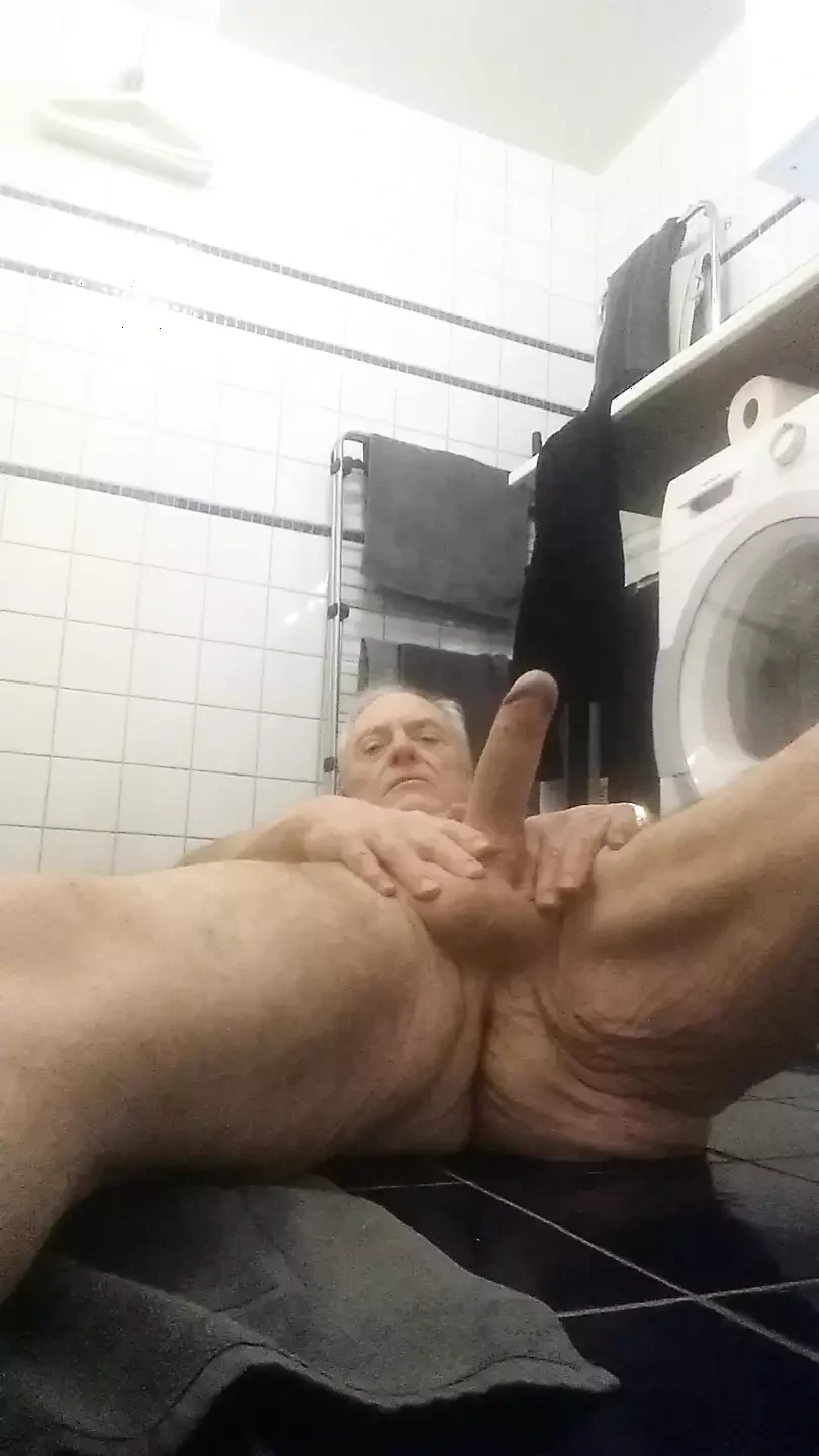 饥渴的老人在淋浴间手淫
