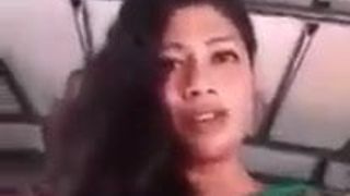 Sri-lankische Frau zeigt Möpse