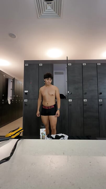 Tomando banho na academia com a porta aberta