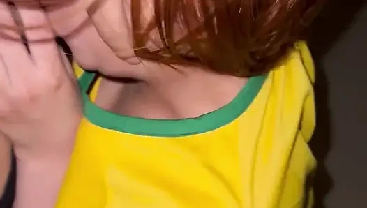 Junger Mann lutscht Schwanz und reitet ihren Freund, der vor Lust voll schreit