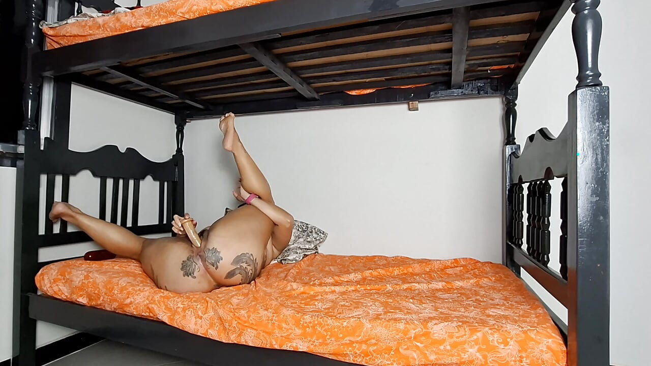 CHICA SOLA EN CASA INTENTANDO TENER VARIAS ORGAS