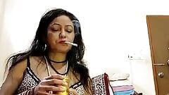 Indická Desi Bhabhi si užívá sexu s hračkou, Kouří cigaretu - Hot Prsa, Těsná kundička