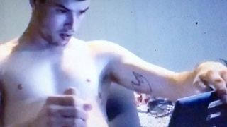 Estudante de 18 anos masturbando-se no pornô assistindo em seus ipads