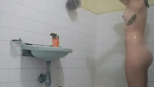 Pijat minyak di bak mandi