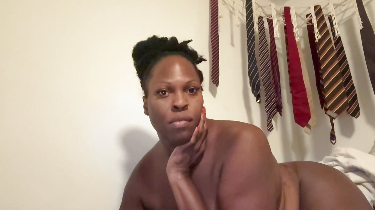 MATURE EBONY COUGAR STRIPS IN BED!