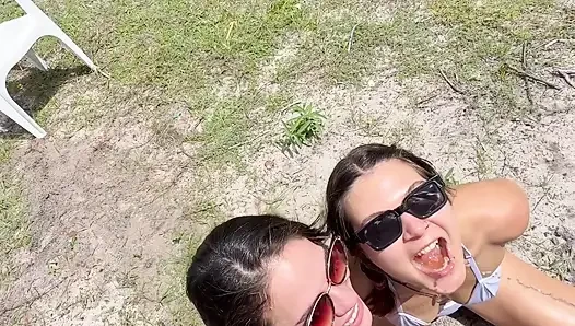 Arkadaşım ve ben göl kenarındaki maceramız sırasında taze sidik içiyoruz