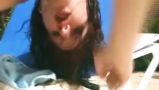 Крошка из Германии играет со своей киской у бассейна в любительском видео