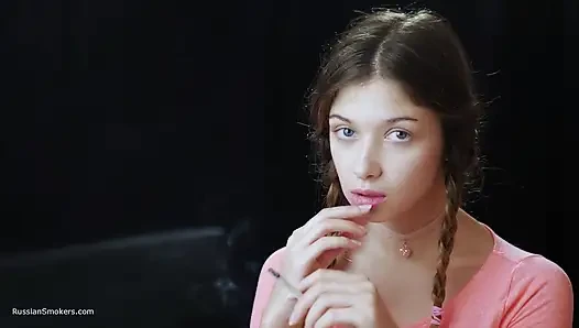 Сексуальная Русская Соблазнительница Курит Сигарету. Прибрежный Бриз