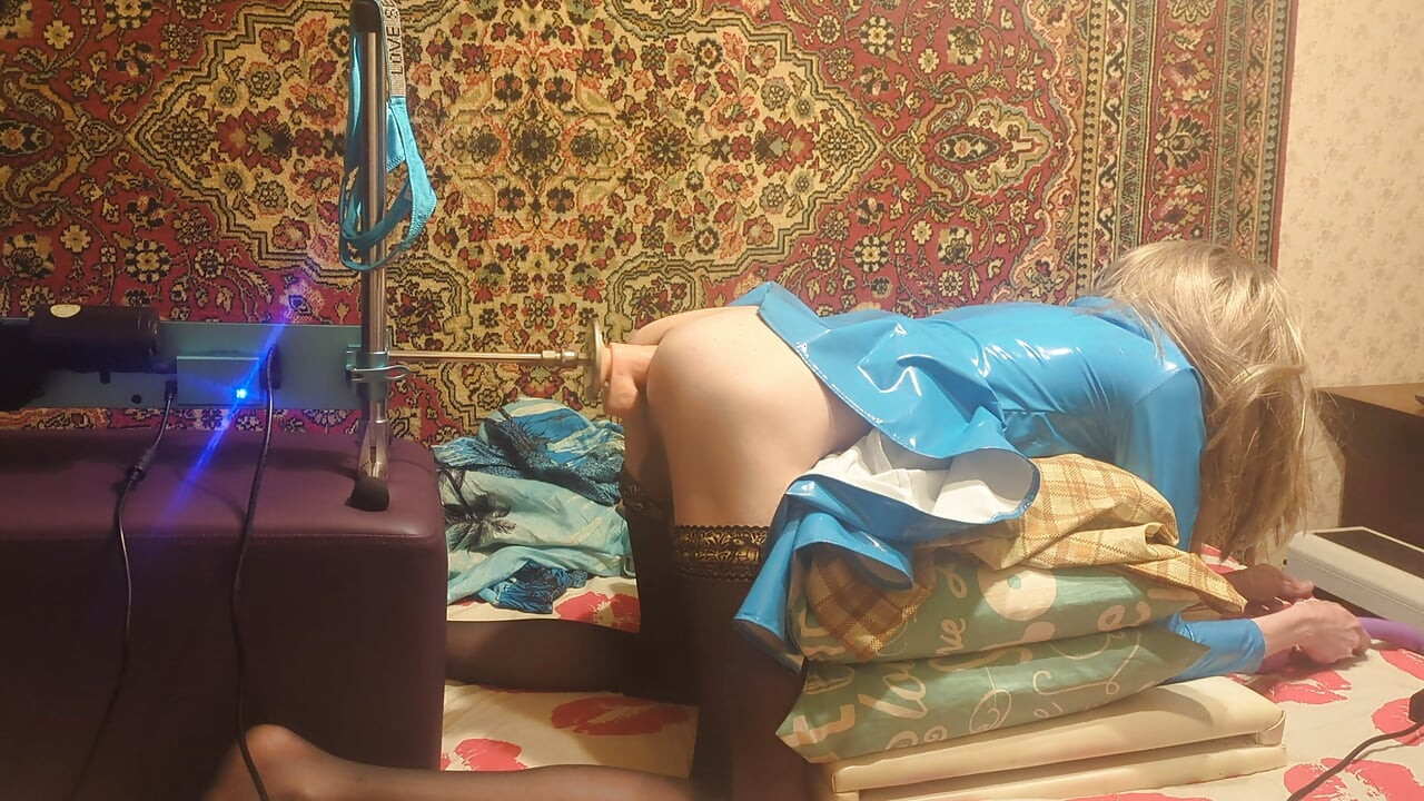 Crossdresser having anal sex with a fuck machine amateur