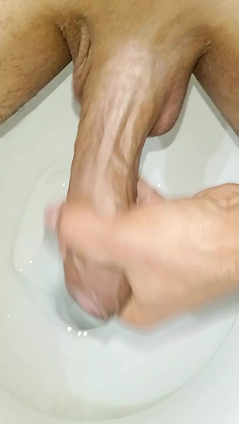 PISCIARE DISPERATO NEL BAGNO PUBBLICO, CAZZO GROSSO E VENOZA, MASTURBAZIONE INTENSA QUASI MI HA PRESO