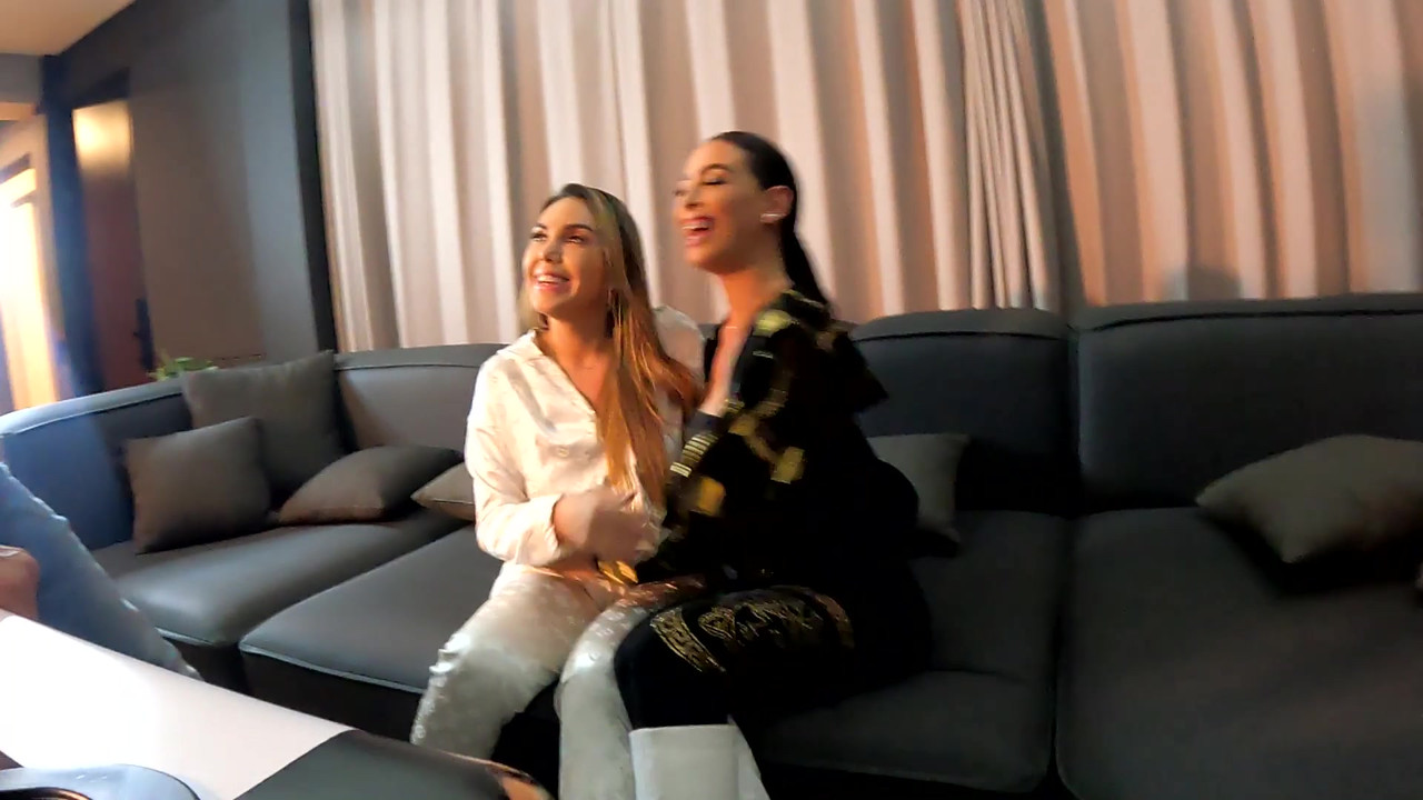 和两个令人难以置信的拉丁女郎在台球桌上玩3P