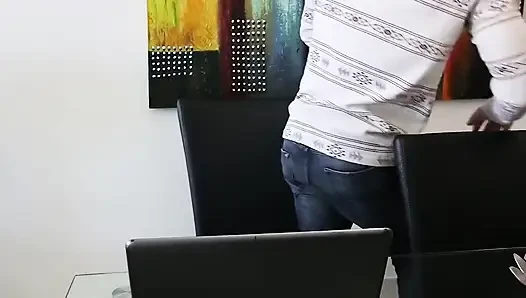 창녀로 일하는 동안 자위하다 걸렸어