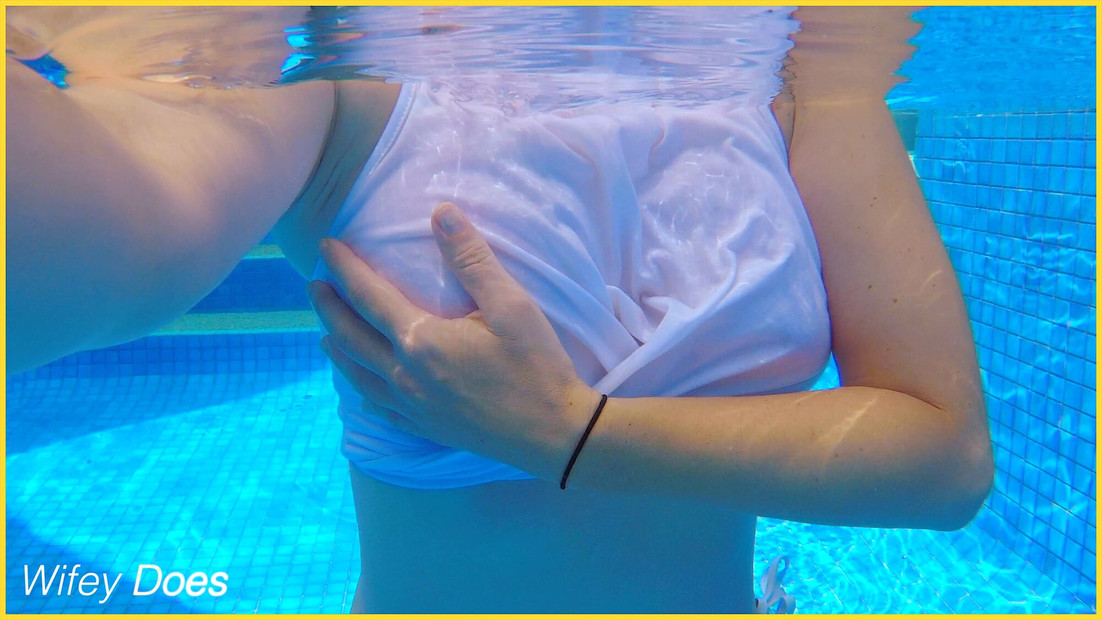 Wifey n’a pas de soutien-gorge dans la piscine et expose ses seins parfaits