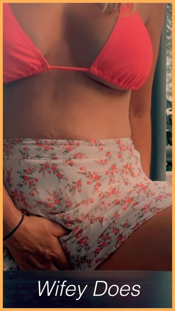 Wifey flashes her shaved pussy outdoors on the balcony.