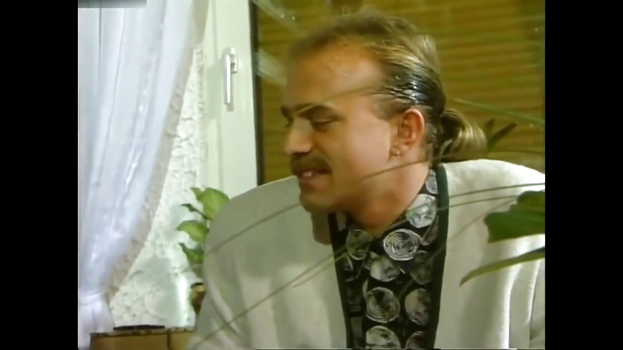 Göğüslerini çıkar sürtük!