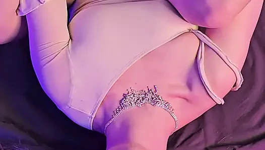 Das Robotermädchen Hat Eine Menschliche Muschi. Sie Wichst Und Windet Sich