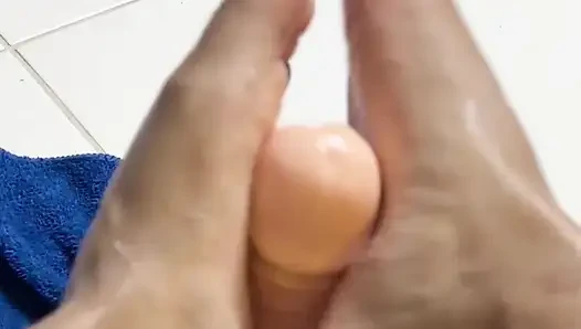 Foto kaki pecinta kaki lagi asik masturbasi pakai footjob khusus pecinta footjob