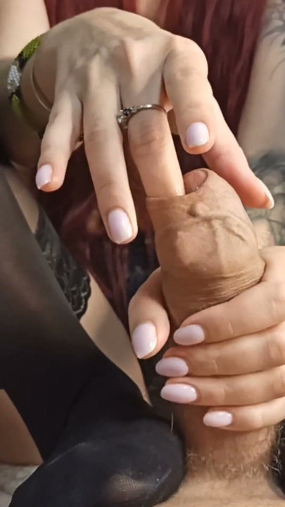 POV footjob med sorte nylonstrømper og handjob på samme tid med sæd der dækker hænder og fødder | Clip 1