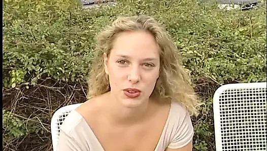Süßes blondes küken bläst harten schwanz im freien