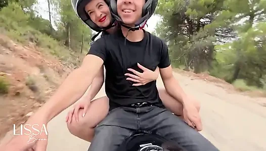 Я доставаю хуй моего сводного брата на мотоцикле