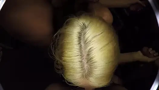Ateşli sarışın Sarah Vandella kamera arkası saksoda 4 adama sakso çekiyor
