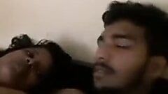 Indische tante geniet van seks met een jonge buurjongen