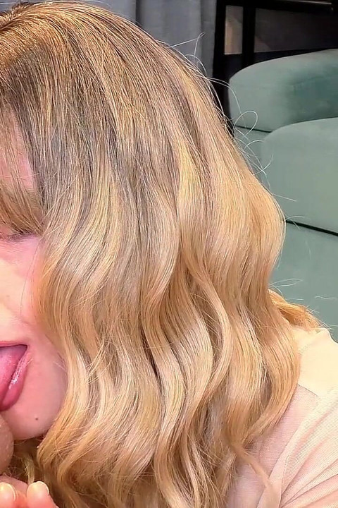 Sweet Blowjob From a Beautiful Girl