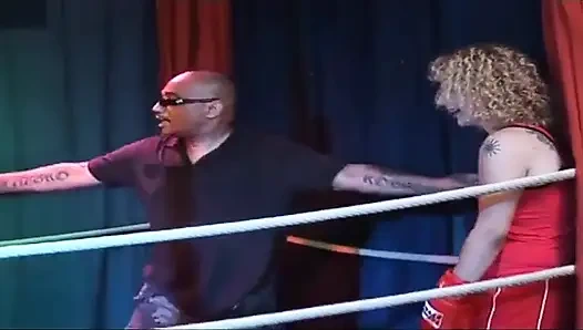 Гэнгбэнг со зрелой крошкой-блондинкой в ринге с бумом розы